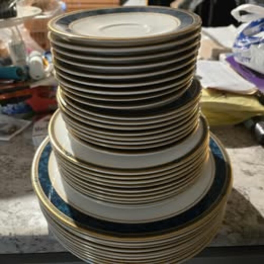 61 piece 1990 Royal Doulton Biltmore England Fine Bone China
